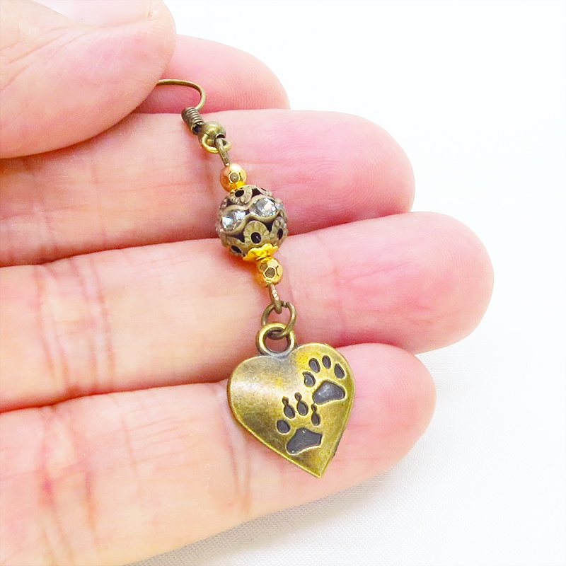 アンティークゴールド 跳ね猫と肉球ハートと組合せたアシンメトリーピアス メタルビーズ ラインストーン