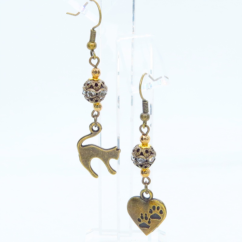 アンティークゴールド 跳ね猫と肉球ハートと組合せたアシンメトリーピアス メタルビーズ ラインストーン