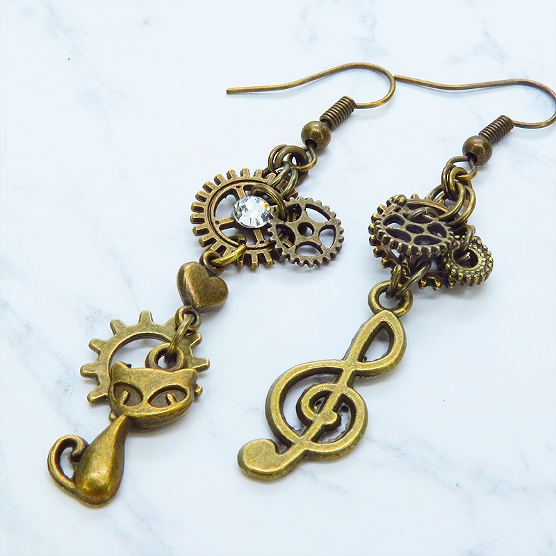 アンティークゴールド スチームパンク風の猫と音符のアシンメトリーピアス ラインストーン ハート