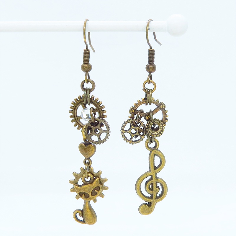 アンティークゴールド スチームパンク風の猫と音符のアシンメトリーピアス ラインストーン ハート