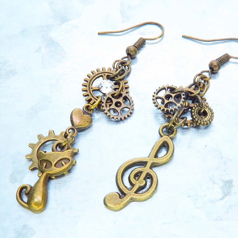 アンティークゴールド スチームパンク風の猫と音符のアシンメトリーピアス ラインストーン ハート