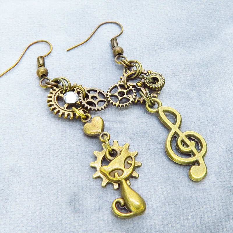 アンティークゴールド スチームパンク風の猫と音符のアシンメトリーピアス ラインストーン ハート