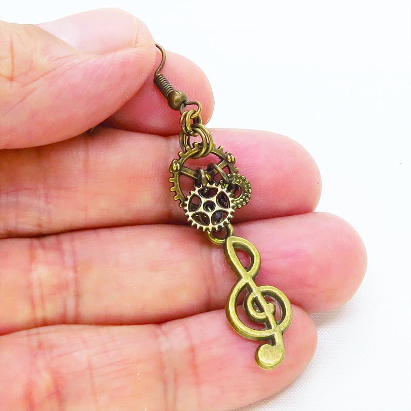アンティークゴールド スチームパンク風の猫と音符のアシンメトリーピアス ラインストーン ハート