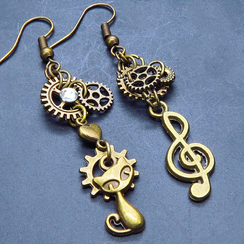 アンティークゴールド スチームパンク風の猫と音符のアシンメトリーピアス ラインストーン ハート