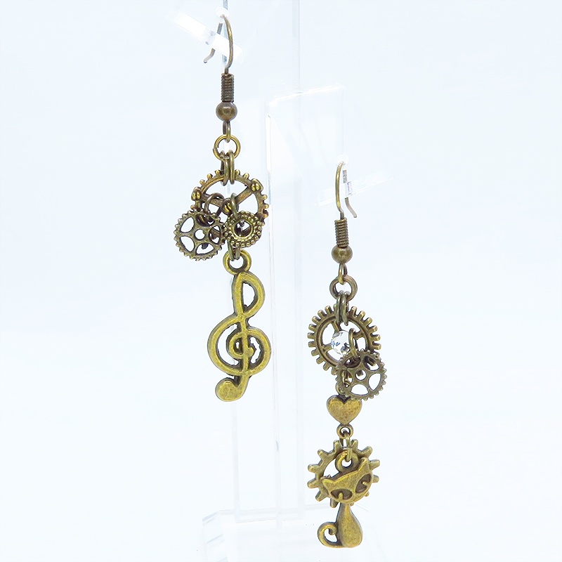 アンティークゴールド スチームパンク風の猫と音符のアシンメトリーピアス ラインストーン ハート