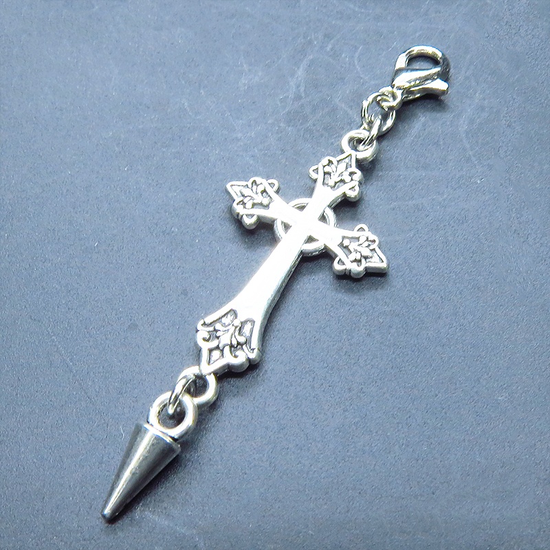 マスク・スマホチャーム アンティークシルバー ゴシック調デザインのクロス（十字架）とスパイクのチャーム 金具変更可