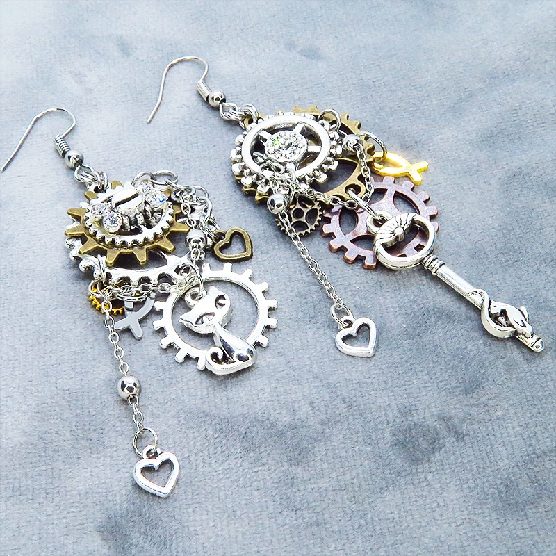 アンティークシルバー 猫と歯車のスチームパンク風の多層的アシンメトリーピアス サージカル可