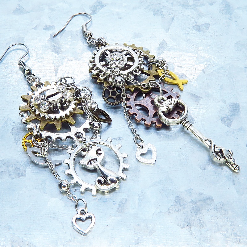 アンティークシルバー 猫と歯車のスチームパンク風の多層的アシンメトリーピアス サージカル可
