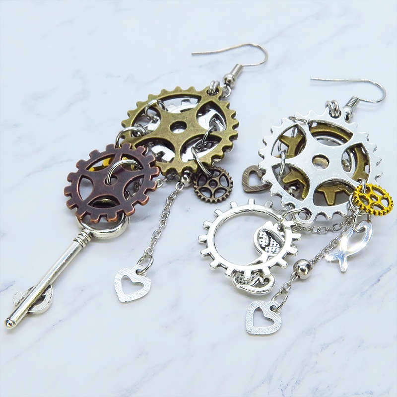 アンティークシルバー 猫と歯車のスチームパンク風の多層的アシンメトリーピアス サージカル可