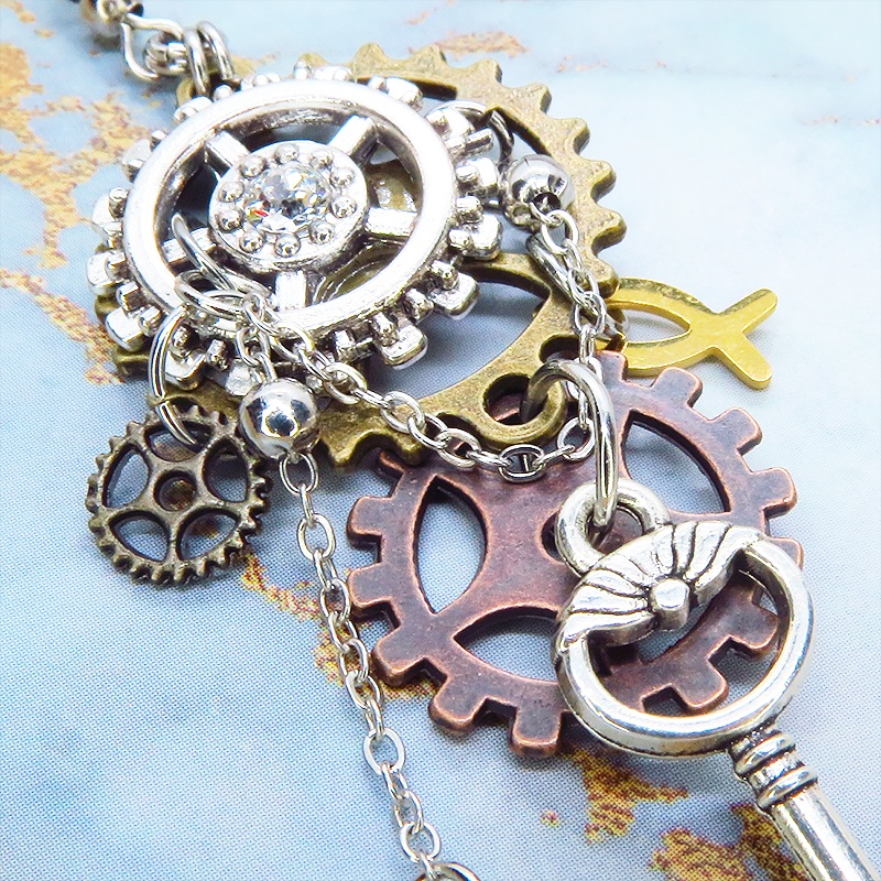 アンティークシルバー 猫と歯車のスチームパンク風の多層的アシンメトリーピアス サージカル可