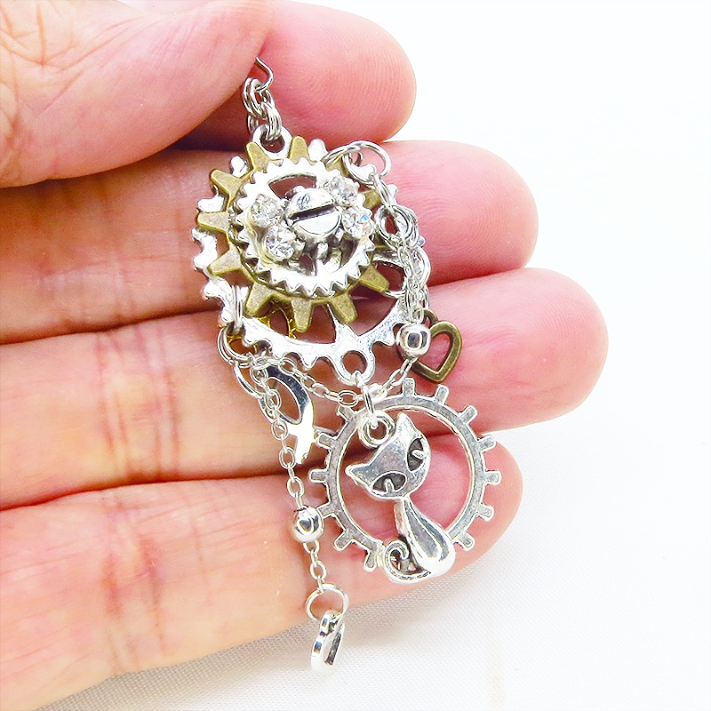 アンティークシルバー 猫と歯車のスチームパンク風の多層的アシンメトリーピアス サージカル可