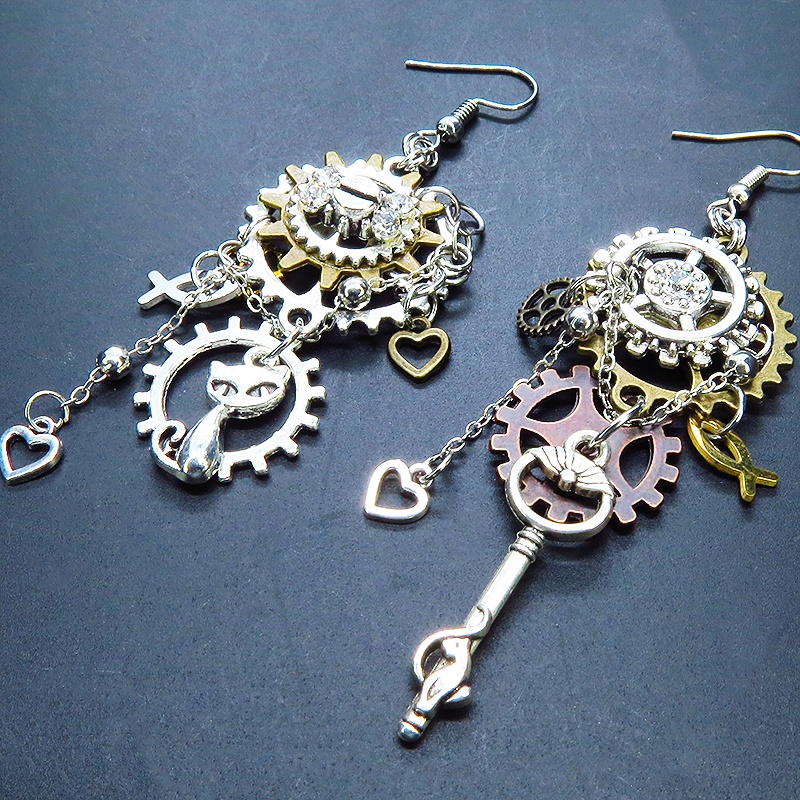 アンティークシルバー 猫と歯車のスチームパンク風の多層的アシンメトリーピアス サージカル可