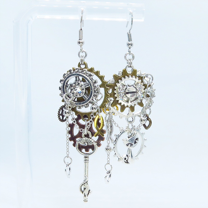 アンティークシルバー 猫と歯車のスチームパンク風の多層的アシンメトリーピアス サージカル可