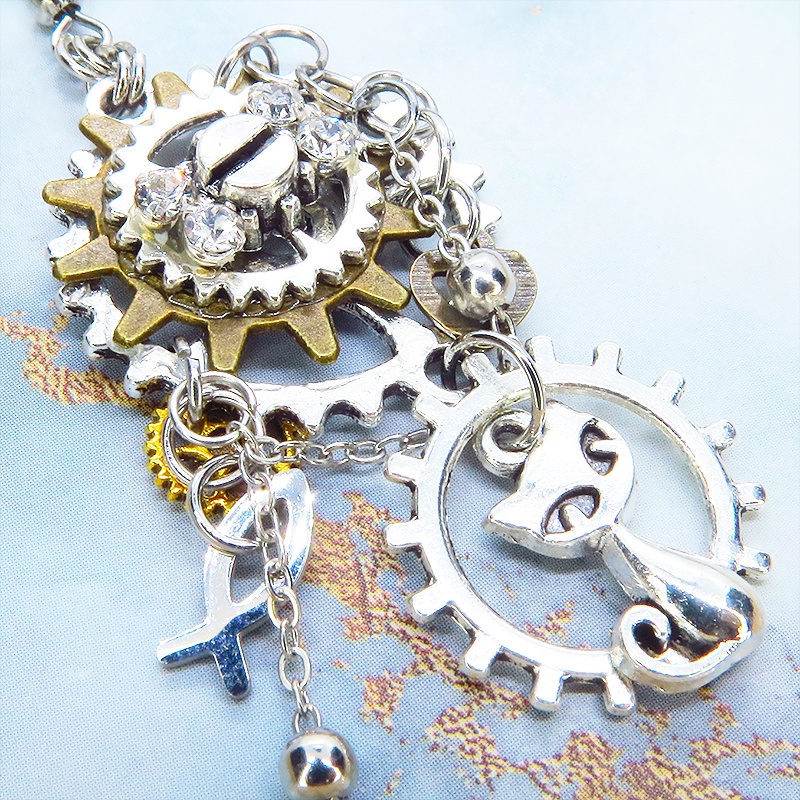 アンティークシルバー 猫と歯車のスチームパンク風の多層的アシンメトリーピアス サージカル可