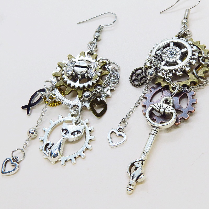 アンティークシルバー 猫と歯車のスチームパンク風の多層的アシンメトリーピアス サージカル可