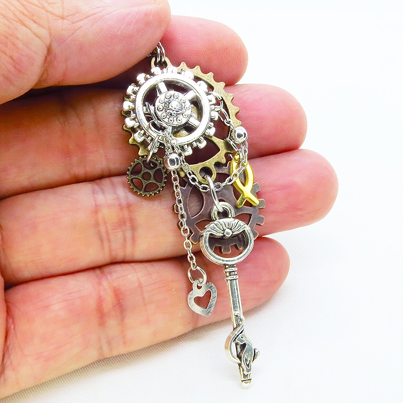 アンティークシルバー 猫と歯車のスチームパンク風の多層的アシンメトリーピアス サージカル可