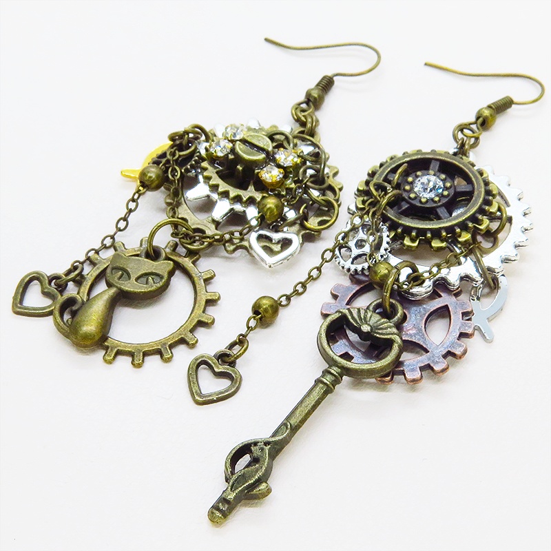アンティークゴールド 猫と歯車のスチームパンク風の多層的アシンメトリーピアス