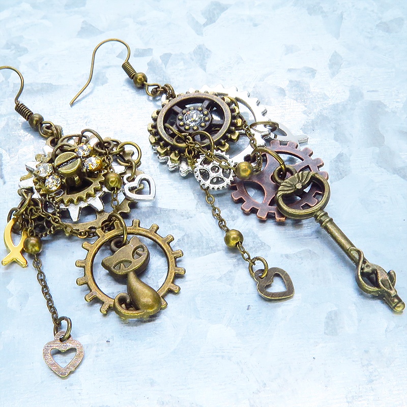 アンティークゴールド 猫と歯車のスチームパンク風の多層的アシンメトリーピアス