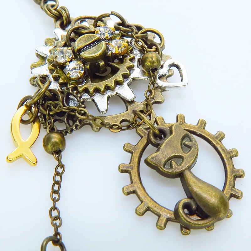 アンティークゴールド 猫と歯車のスチームパンク風の多層的アシンメトリーピアス