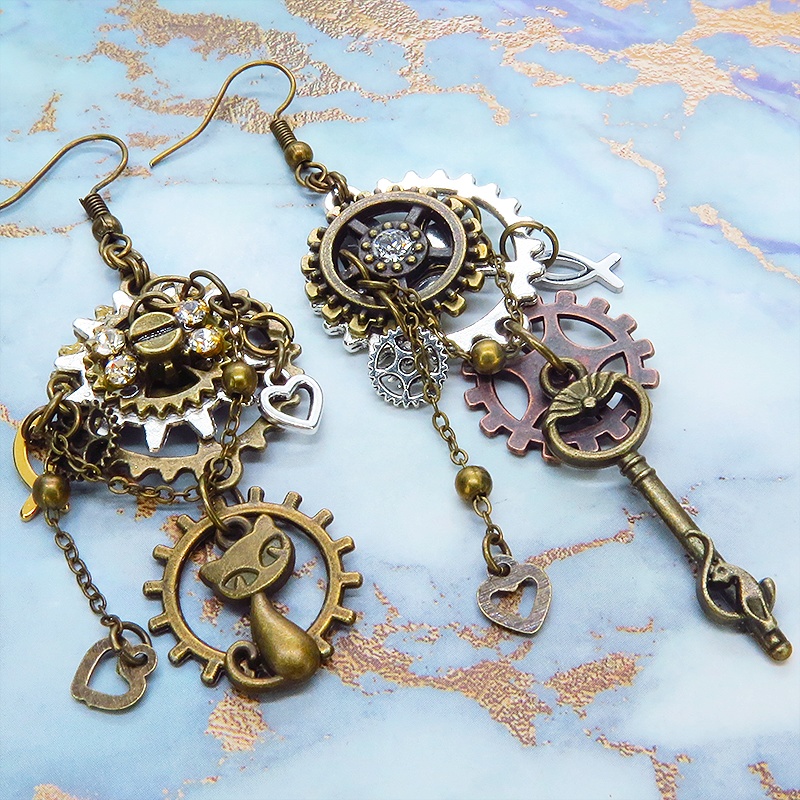 アンティークゴールド 猫と歯車のスチームパンク風の多層的アシンメトリーピアス