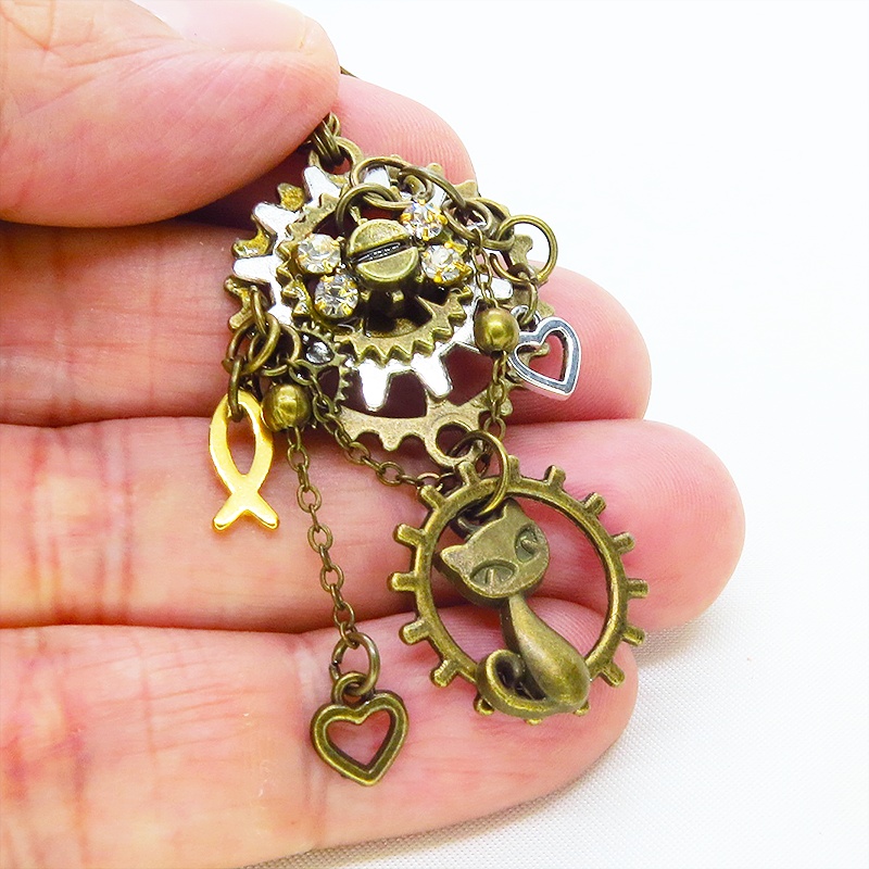 アンティークゴールド 猫と歯車のスチームパンク風の多層的アシンメトリーピアス