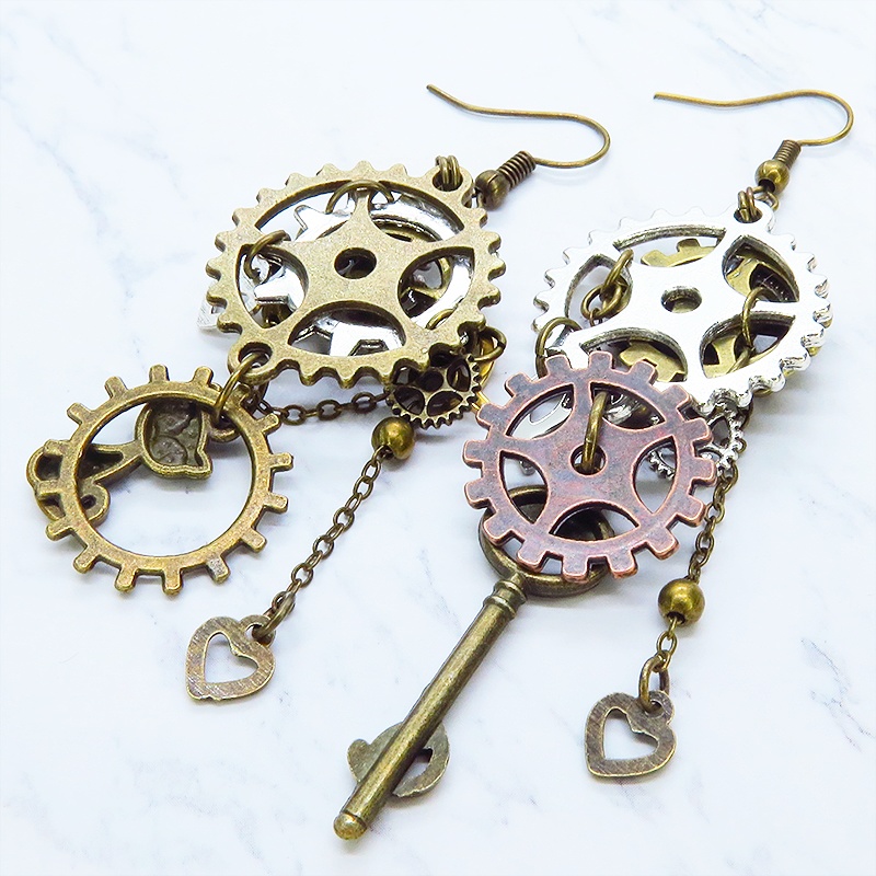 アンティークゴールド 猫と歯車のスチームパンク風の多層的アシンメトリーピアス