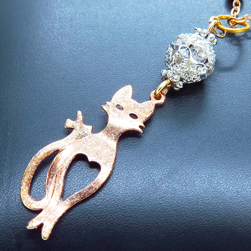 ラメ入りマットゴールドのスマートな猫シルエットモチーフとメタルビーズ(シルバー)のペンダントネックレス 長さ調整可