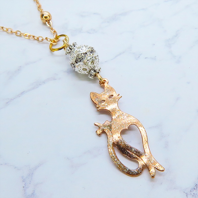 ラメ入りマットゴールドのスマートな猫シルエットモチーフとメタルビーズ(シルバー)のペンダントネックレス 長さ調整可