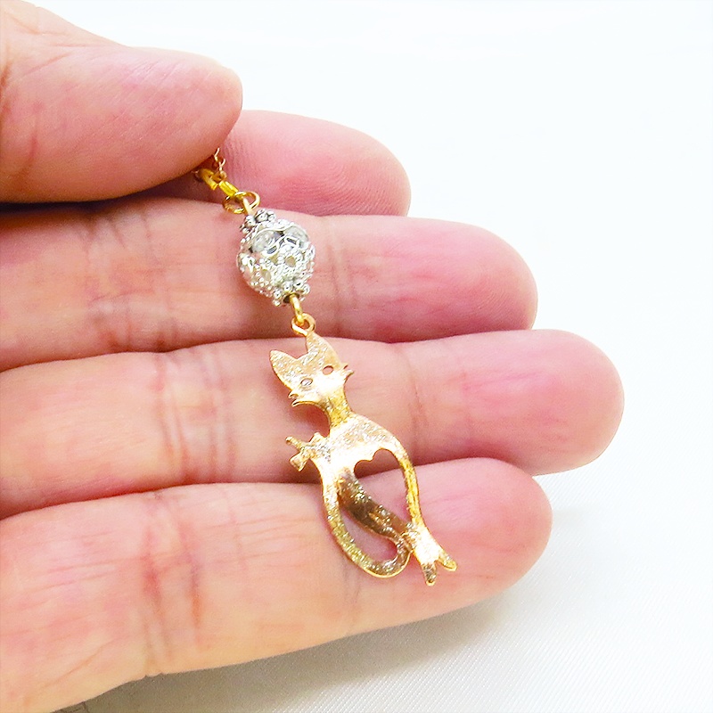 ラメ入りマットゴールドのスマートな猫シルエットモチーフとメタルビーズ(シルバー)のペンダントネックレス 長さ調整可