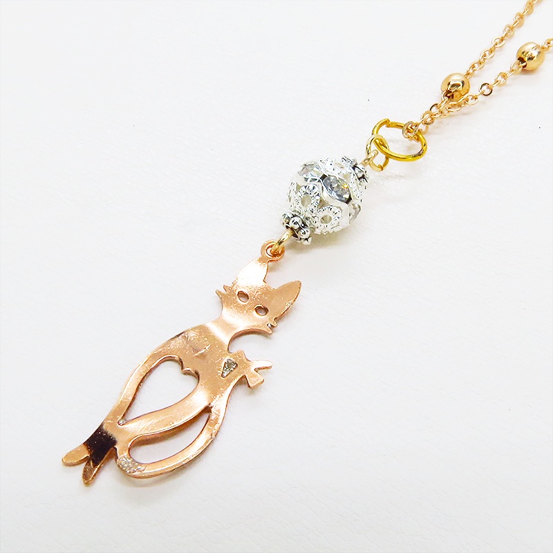 ラメ入りマットゴールドのスマートな猫シルエットモチーフとメタルビーズ(シルバー)のペンダントネックレス 長さ調整可