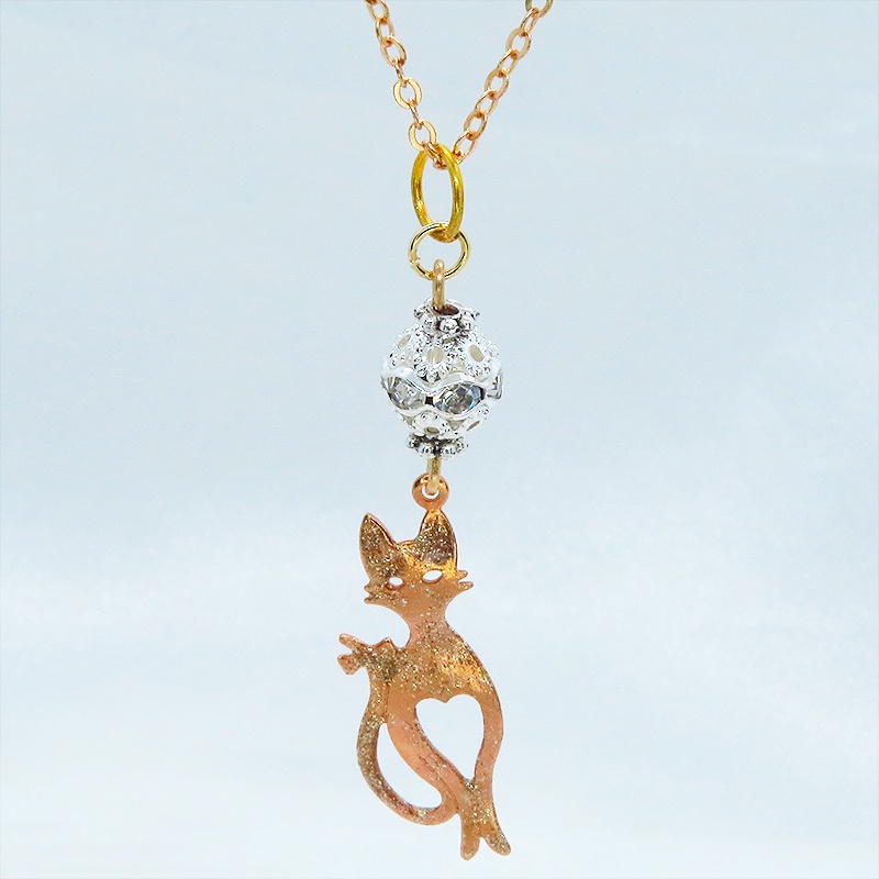 ラメ入りマットゴールドのスマートな猫シルエットモチーフとメタルビーズ(シルバー)のペンダントネックレス 長さ調整可