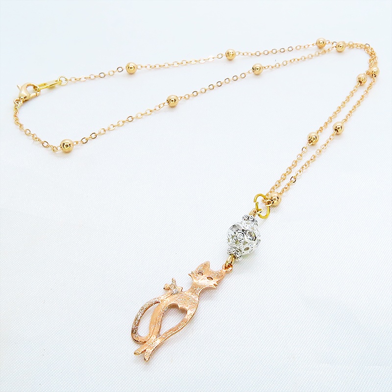 ラメ入りマットゴールドのスマートな猫シルエットモチーフとメタルビーズ(シルバー)のペンダントネックレス 長さ調整可