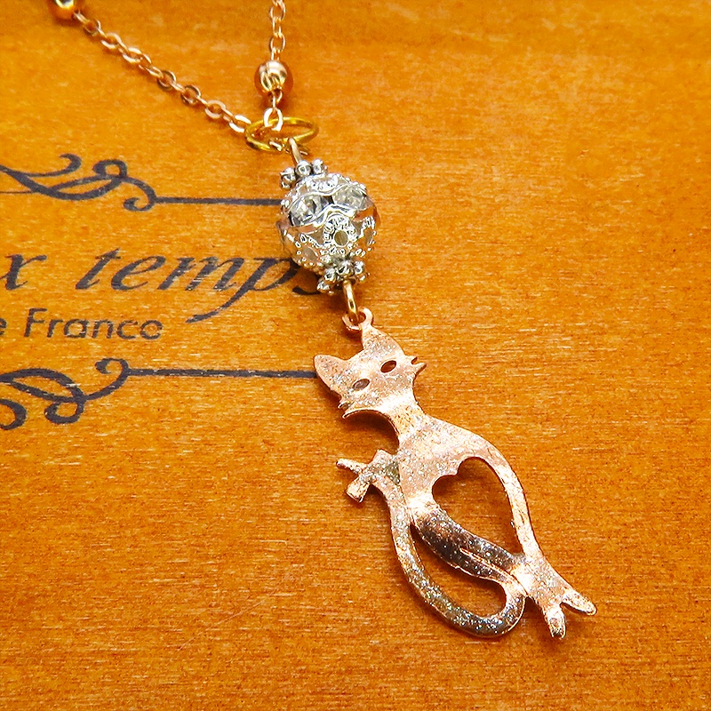 ラメ入りマットゴールドのスマートな猫シルエットモチーフとメタルビーズ(シルバー)のペンダントネックレス 長さ調整可