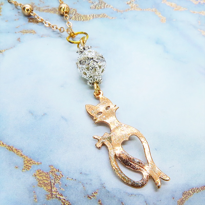 ラメ入りマットゴールドのスマートな猫シルエットモチーフとメタルビーズ(シルバー)のペンダントネックレス 長さ調整可