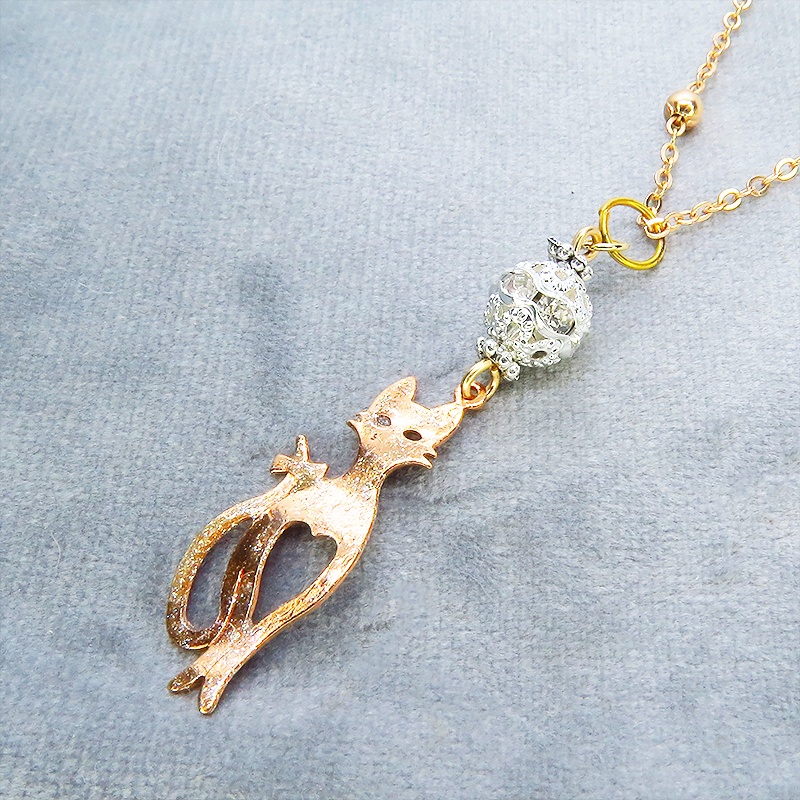 ラメ入りマットゴールドのスマートな猫シルエットモチーフとメタルビーズ(シルバー)のペンダントネックレス 長さ調整可