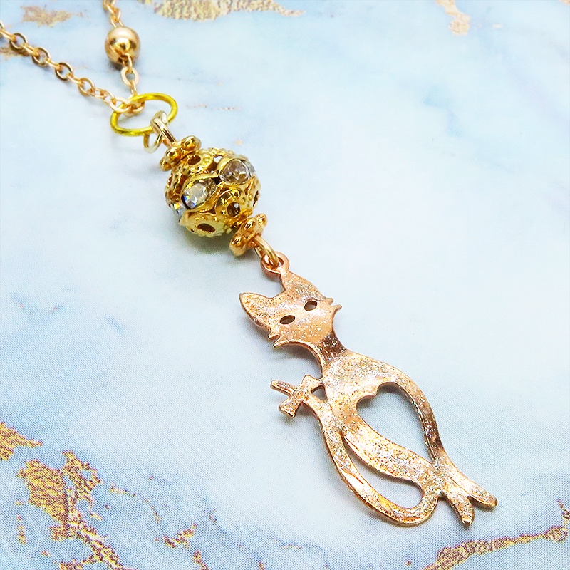 ラメ入りマットゴールドのスマートな猫シルエットモチーフとメタルビーズ(ゴールド)のペンダントネックレス 長さ調整可