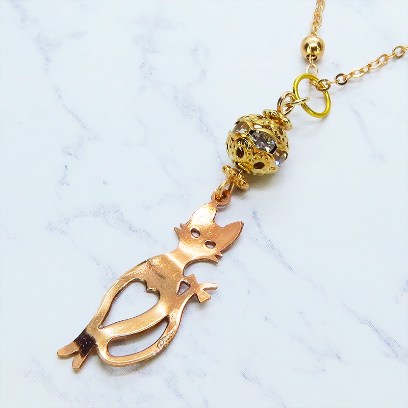 ラメ入りマットゴールドのスマートな猫シルエットモチーフとメタルビーズ(ゴールド)のペンダントネックレス 長さ調整可