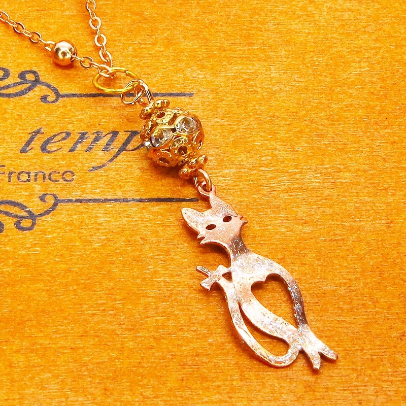 ラメ入りマットゴールドのスマートな猫シルエットモチーフとメタルビーズ(ゴールド)のペンダントネックレス 長さ調整可