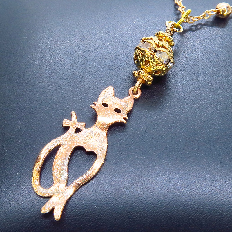 ラメ入りマットゴールドのスマートな猫シルエットモチーフとメタルビーズ(ゴールド)のペンダントネックレス 長さ調整可