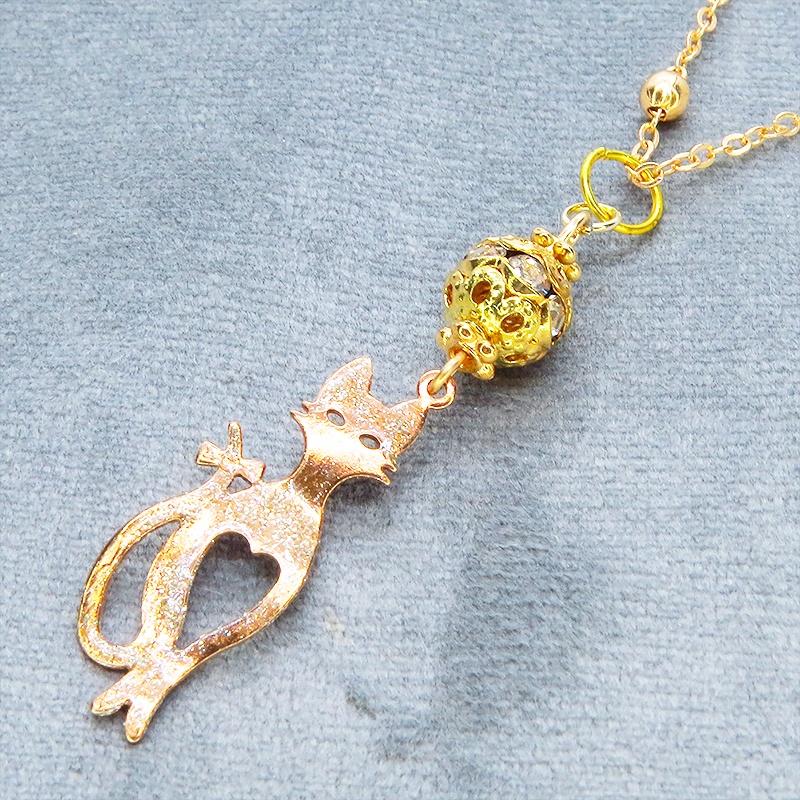 ラメ入りマットゴールドのスマートな猫シルエットモチーフとメタルビーズ(ゴールド)のペンダントネックレス 長さ調整可