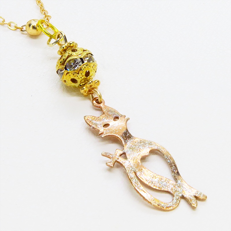 ラメ入りマットゴールドのスマートな猫シルエットモチーフとメタルビーズ(ゴールド)のペンダントネックレス 長さ調整可