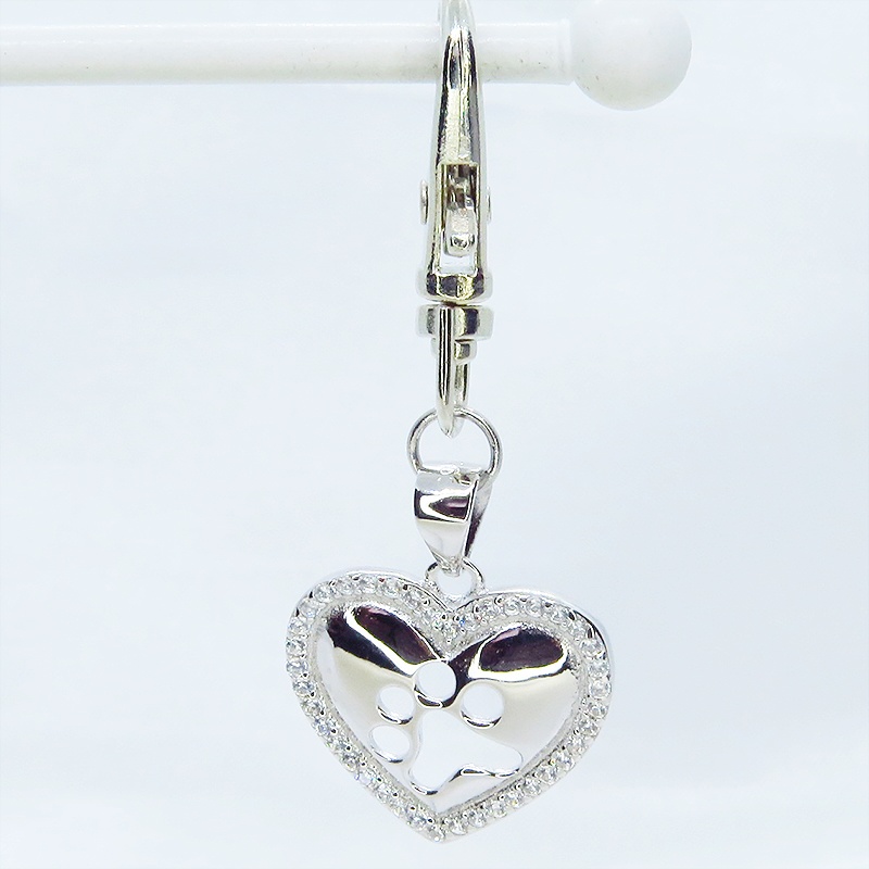 シルバー925 肉球の型抜きがワンポイントのハートのチャームの大人可愛いキーホルダー キュービックジルコニア
