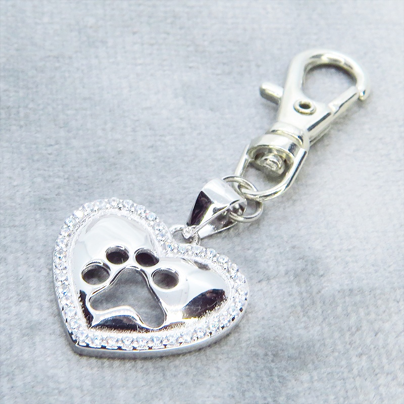 シルバー925 肉球の型抜きがワンポイントのハートのチャームの大人可愛いキーホルダー キュービックジルコニア