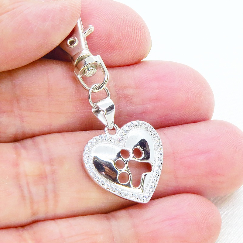 シルバー925 肉球の型抜きがワンポイントのハートのチャームの大人可愛いキーホルダー キュービックジルコニア