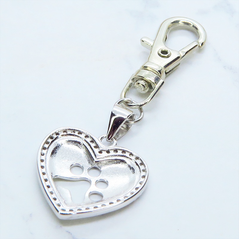 シルバー925 肉球の型抜きがワンポイントのハートのチャームの大人可愛いキーホルダー キュービックジルコニア