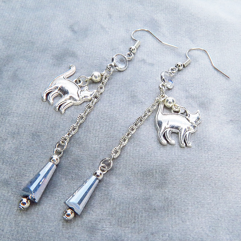 アンティークシルバー 歩き猫シルエットモチーフの大人可愛いチェーンピアス ラインストーン サージカル可