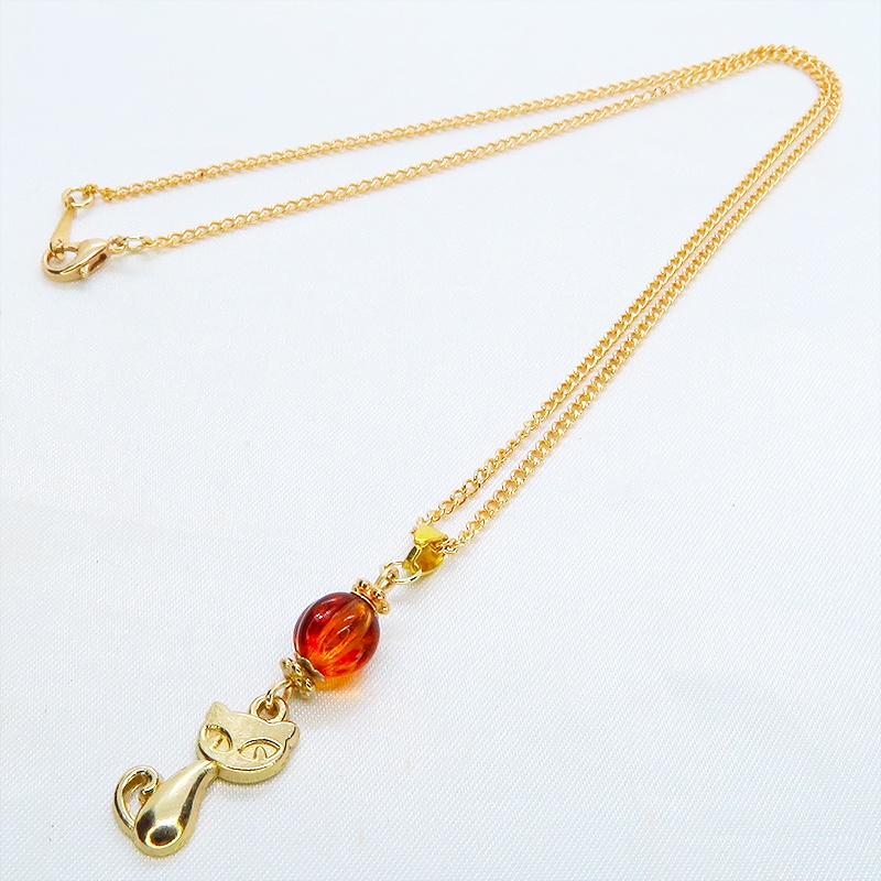 マットゴールド 猫モチーフとスカーレットカラーのビーズを組合せたコンパクトなネックレス 長さ調整可