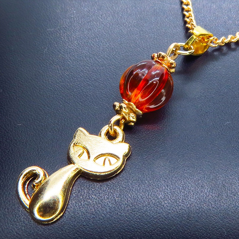 マットゴールド 猫モチーフとスカーレットカラーのビーズを組合せたコンパクトなネックレス 長さ調整可
