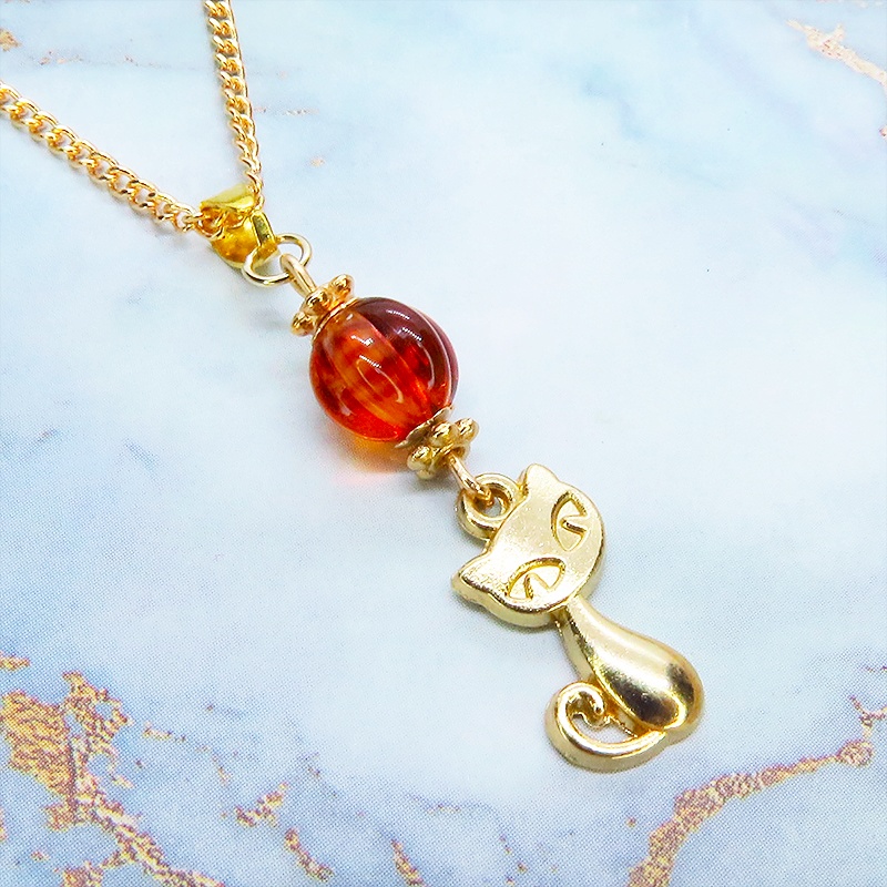 マットゴールド 猫モチーフとスカーレットカラーのビーズを組合せたコンパクトなネックレス 長さ調整可