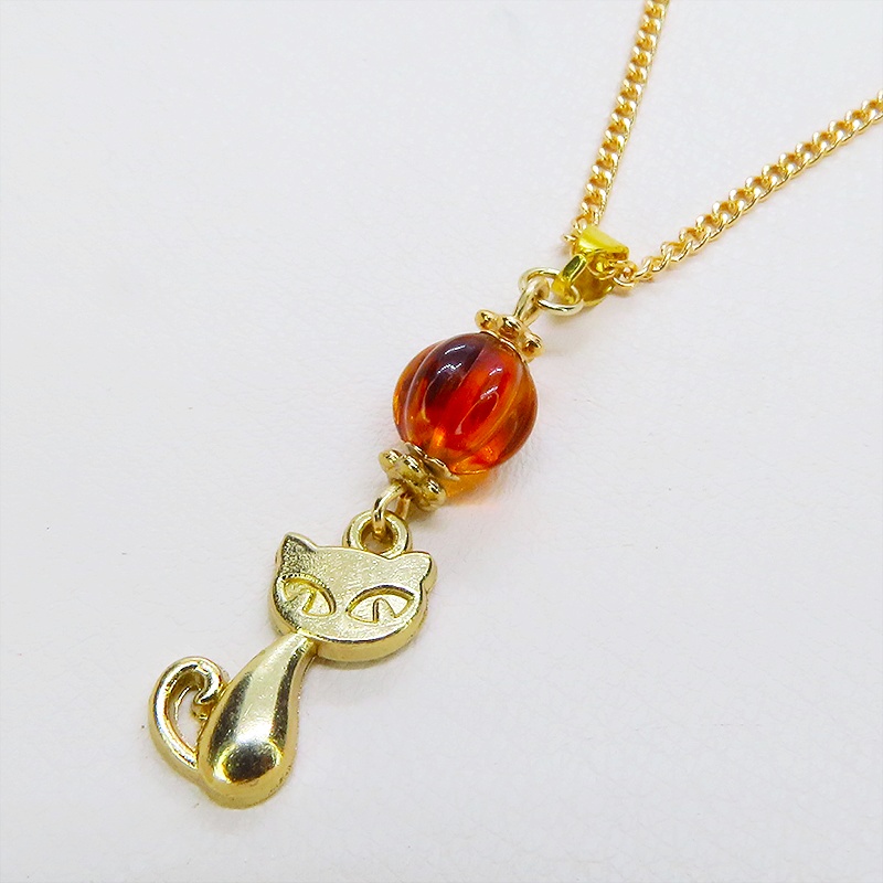 マットゴールド 猫モチーフとスカーレットカラーのビーズを組合せたコンパクトなネックレス 長さ調整可